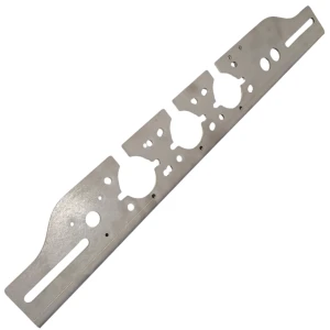 Duo-matic ja sähköpistokkeen kiinnityspelti runkopalkin välillä kuva